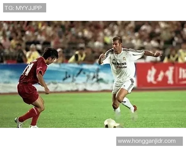 当前世界足球球星排名前十:顶级球员的荣耀与实力较量 当前世界足球球星排名前十:顶级球员的荣耀与实力较量