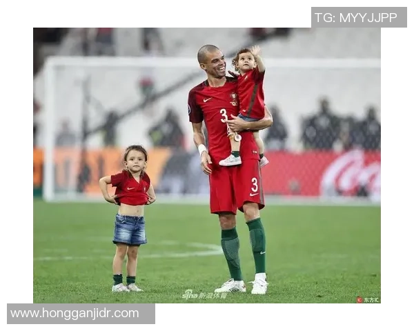 足球明星与萌娃的魅力差异如何展现两者的不同特点与吸引力 足球明星与萌娃的魅力差异如何展现两者的不同特点与吸引力