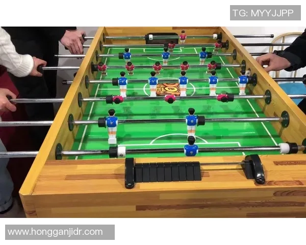 足球巨星激情对决桌上足球 展现顶级技术与默契配合 足球巨星激情对决桌上足球 展现顶级技术与默契配合
