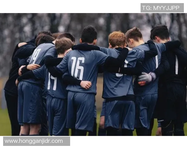 球星现身街头草地赛引发热潮展现野足球激情魅力