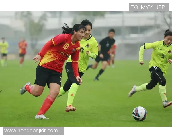 足球球星佩戴安全帽现身赛场 展现另类风采与运动安全并重