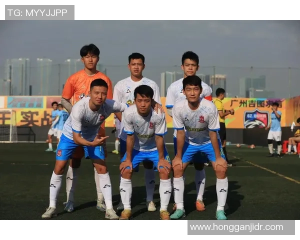 足球球星风采展示:场上英姿与个人魅力完美融合的时刻